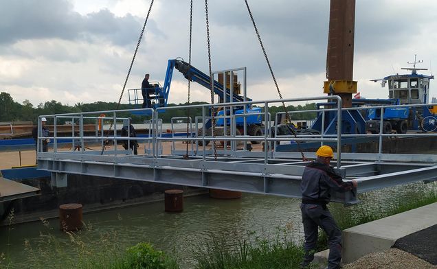 Slide Montage der Brücken für die neue Schiffsanlegestelle mittels Seilkran