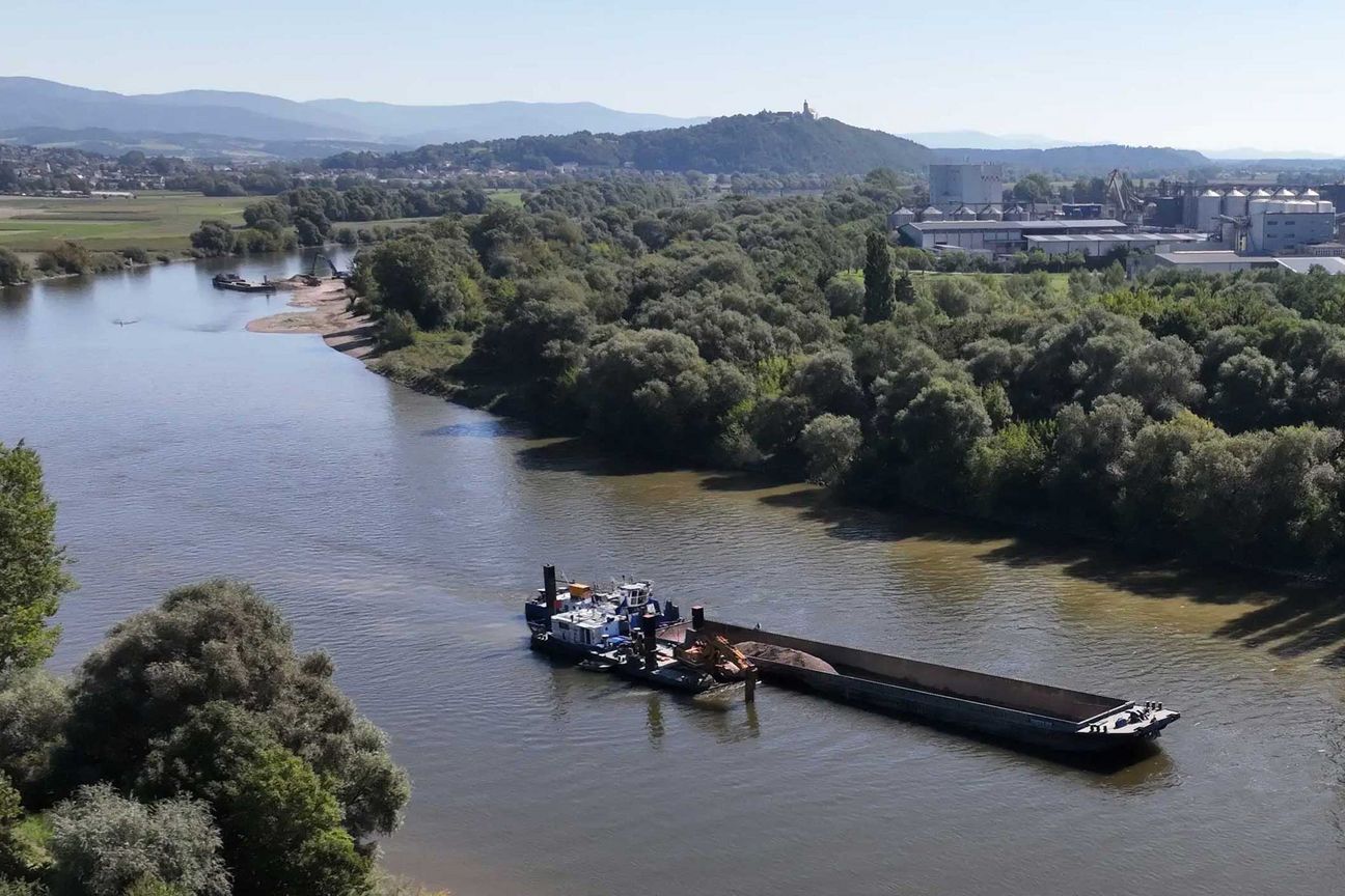Schiff in Fluss bei Wasserbau
