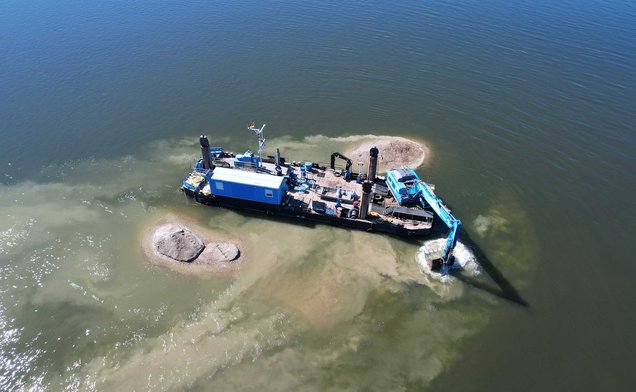 Slide Schwimmende Geräte und GPS-gesteuerter Bagger in der Donau