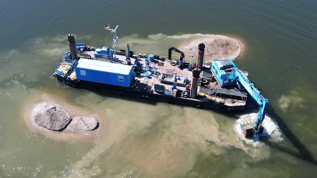Schwimmende Geräte und GPS-gesteuerter Bagger in der Donau