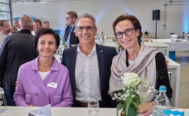 Slide CEO DI Horst Felbermayr mit Mutter Gisela und Gattin Andrea Felbermayr. 