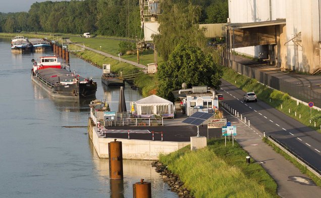 Slide Die bis zu 22 Tonnen schweren Dalben neben der Schiffsanlegestelle erreichten eine Länge von bis zu 21 Metern.
