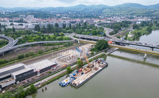 Slide Domarin und Felbermayr bei Erd- und Wasserbau auf Schwerlastponton an der Lände Brigittenau
