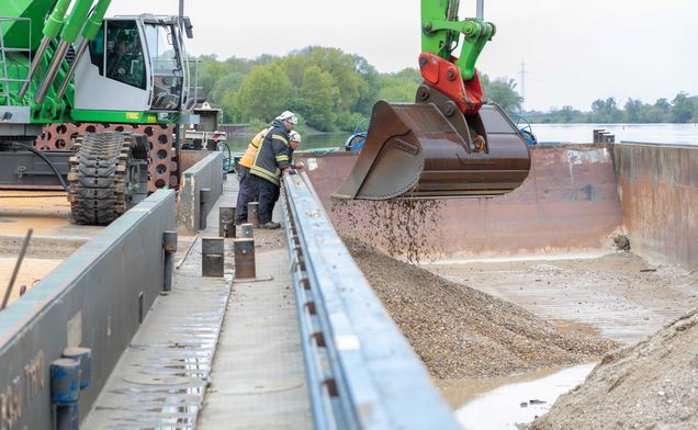 Slide 120-Tonnen Bagger von Domarin hebt Aushub in Schute