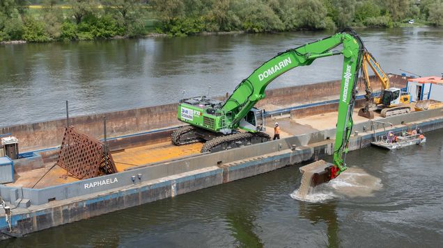 Domarin Bagger, Ponton, Schute und Schubschiff im Einsatz im Donau-Abschnitt bei Straubing.