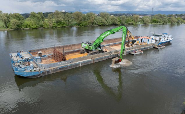 Slide Domarin Bagger, Ponton, Schute und Schubschiff im Einsatz im Donau-Abschnitt bei Straubing.