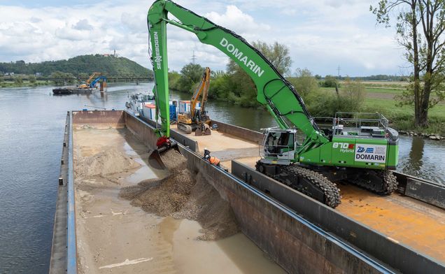 Slide Ein grüner 120-Tonnen Bagger von Domarin manövriert nach Sichtung durch die Experten den Aushub zur Zwischenlagerung in die Schute.
