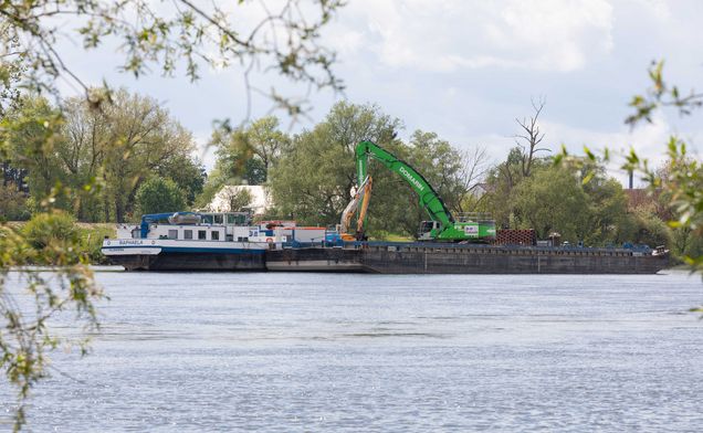 Slide Blick vom Ufer aus auf das Domarin-Schiff beim Einsatz im Abschnitt Bogen bei Straubing