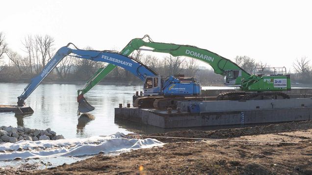 Zwei Bagger bei Wasserbauarbeiten in Bayern