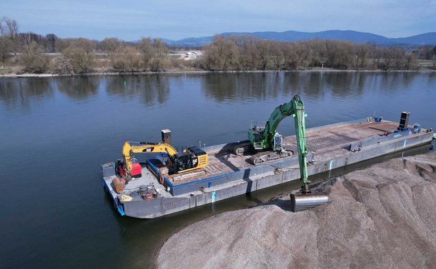 Slide Rund 85.000 Kubikmeter Flusskies werden durch Domarin bewegt