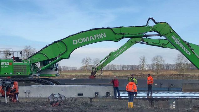 Beim Donauausbau zwischen Straubing und Vilshofen arbeiten zwei Bagger des Wasserbauunternehmens Domarin