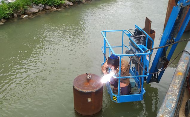 Slide Schweißarbeiten an der neuen Anlegestelle an der Brigittenauer Lände