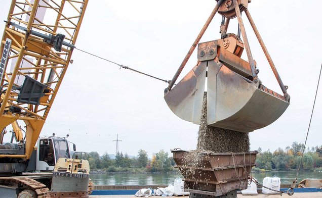 Slide Verfüllung der Dalben mit 1.200 Tonnen Kies