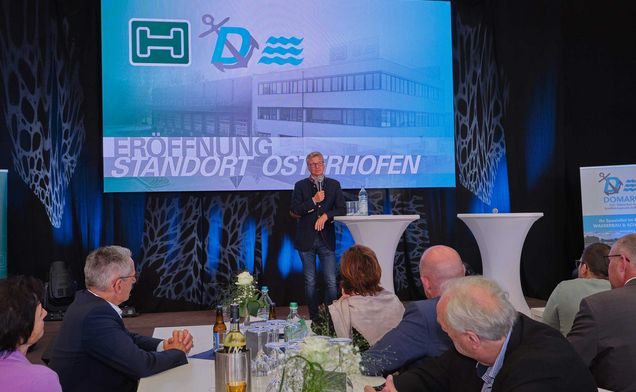 Slide Landrat Bernd Sible bei Domarin Standorteröffnung