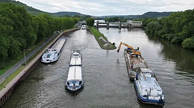 Ein Baggerponton mit einem Bagger auf dem Wasser